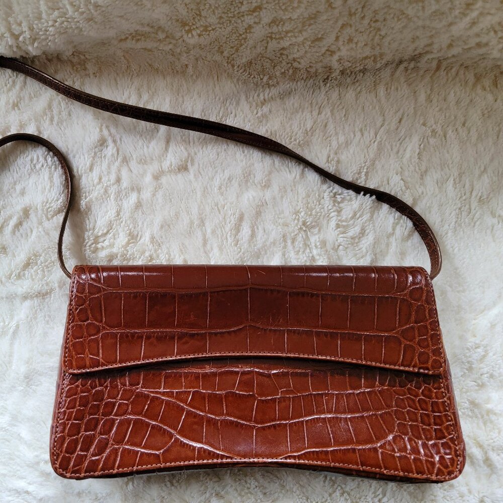 MONSAC Leather Shoulder Bag with Magnetic Snap, 4 Inside Compartments Incl. Key